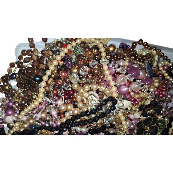 VTG 7lbs Costume Jewelry Lot – Faux Pearls Necklaces, Bracelets & Earrings - Picture 16 of 16